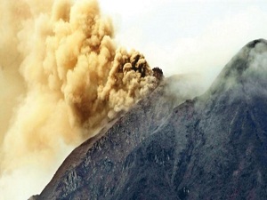 Sinabung patlamaya devam ediyor