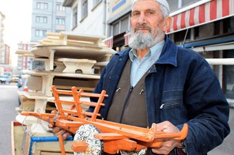 Seyyar marangoz, ekmeğini odundan çıkarıyor