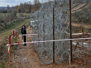 Sığınmacıya tel örgü