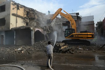 Binalar yıkılıyor, bulvar açılıyor