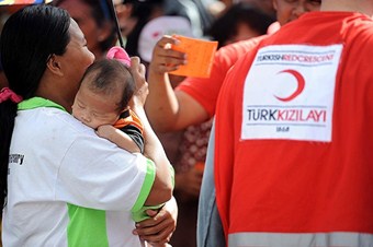 Türkiye'den Filipinler’e dört koldan yardım