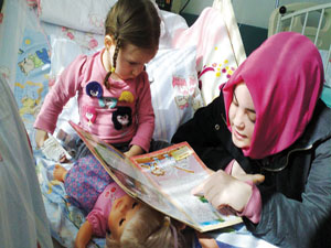 Çocuk hastalara kitap okuma kampanyası