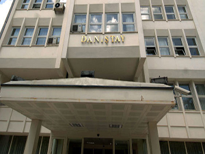 Başı açık fotoğraf istemek hukuka aykırı