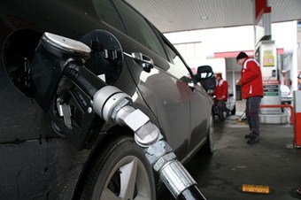 Benzinin litre fiyatı 10 kuruş arttı