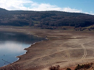 Gölköy Baraj Göleti'nde sular çekildi