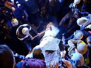 Ukrayna'da Lenin'in heykelini parçaladılar