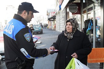 Polis, soba zehirlenmesine karşı sokak sokak gezdi