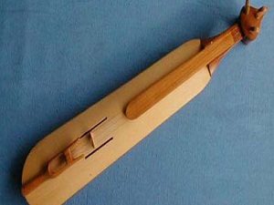 Sese göre kemençe yapıyor