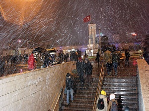 Kar, İstanbul’u beyaza bürüdü