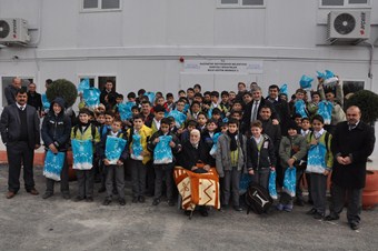 Sunder, Suriyeli bin öğrencinin yüzünü güldürdü