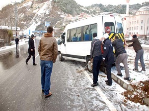 Binlerce öğrenciyi taşıyorlar kar lastiği takma zorunlulukları yok