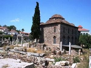 Cami restorasyonuna karşı çıkan grup, ihalenin yapıldığı binaya saldırdı