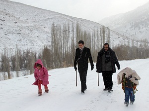 Öğretmenler ellerinde sopalarla öğrencilerini koruyor