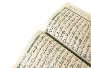 Mûsâ asâsını yere bıraktı baktılar ki o, apaçık bir ejderhâdır!