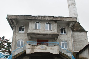 Üstü cami, altı köy yolu