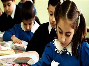 Öğrenciler soğuk sınıflarda ders görüyor