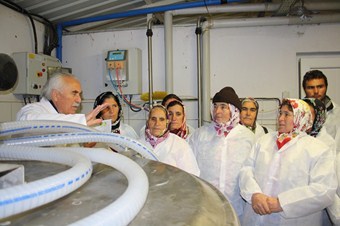 Bayan çiftçilere süt inekçiliği eğitimi verildi