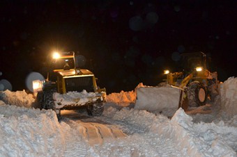 Hakkari’de karla mücadele çalışmaları aralıksız sürüyor