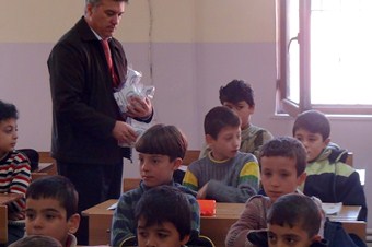 Kimse Yok Mu, Suriyelilere aile hijyen paketi dağıttı