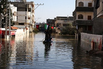 Gazze sokaklarında yardım kayıkları
