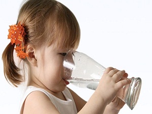 Kusan çocuğu su ile tedavi edin!