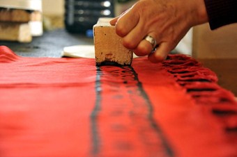 Asırlık kalıplarla Tokat yazması üretiyor