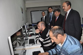 Görme engelliler özel bir eğitimle bilgisayar teknolojisini öğrenecek