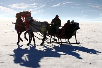 Buz tutan gölde atlı kızak keyfi
