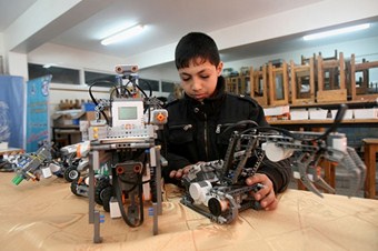 Abluka altında robot tasarlıyorlar