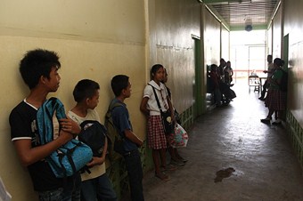 Tayfunun evsiz, çatısız ama umutsuz olmayan öğrencileri