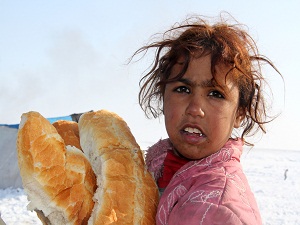 Çadırda donma tahlikesi yaşayan 60 Suriyeli aileye yardım eli uzandı