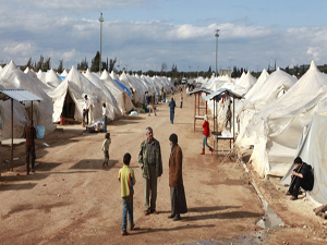 Çadırları uçmasın diye geceleri nöbet tutuyorlar