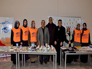 7 kıtadan topladığı koleksiyonunu Afrikalı yetimlere bağışladı