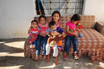 Suriyeli aile Antalya'da yaşam savaşı veriyor