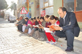 Mut'ta öğrenciler sokakta kitap okudu