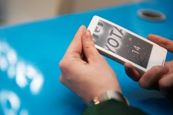 Rusya’nın ilk akıllı telefonu YotaPhone satışa sunuldu