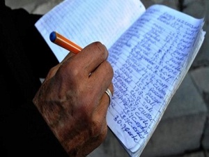 20 yıldır ölenleri deftere yazıyor!