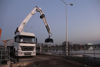 Sakarya Nehri'nden her gün 3 kamyon çöp toplanıyor