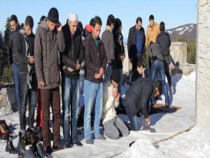 Karın üzerinde namaz kılıyorlar