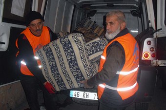 Suriyelilerin yardımına gece-gündüz demeden koşuyor