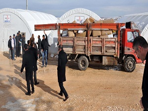 Midyatlılar Suriyelilere kışlık giyim yardımında bulundu