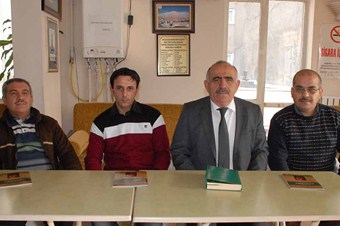 Emekli öğretmen, isteyene bir haftada Kur'an-ı Kerim'i öğretiyor