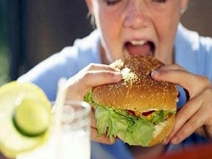 Sağlıksız beslenme, tüm aileyi etkiliyor