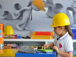 Oyuncak seçimi konusunda önce anne-baba eğitilmeli