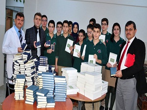 Manisa Fen Lisesi öğrencilerine Kur'ân meali dağıtıldı