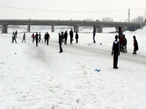 Buz tutan nehir üzerinde top oynadılar