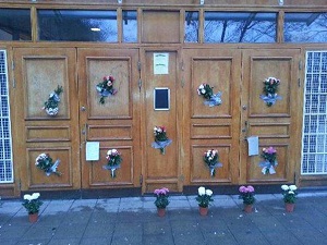 Cami kapısına bu kez çiçekler bırakıldı