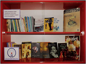 Öğrencilerden otobüs durağına kitaplık