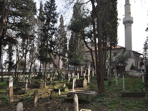 Kırık tarihî mezar taşları vatandaşın tepkisini çekiyor