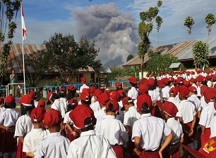 Endonezya'da yanardağ gölgesinde eğitim